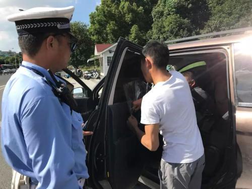 新车刚上路就被查车，车主：出厂自带的，凭什么扣3分罚200？