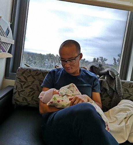 「你的育儿经」婴儿1个月,3个月,6个月应该怎么抱?父母应该了解