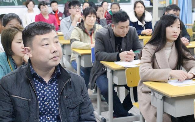 去参加家长会，穿衣打扮不能小觑！这三种父母会让娃“抬不起头”