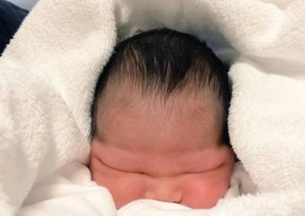 「超级宝妈」新手爸爸：我姑娘太丑了！网友：别慌，“丑小鸭”早晚变“天鹅”