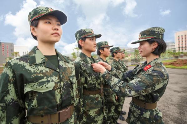 女兵正在进行军姿训练 彭勇摄