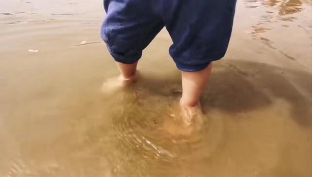 星空的浪漫|宝宝玩沙土、踩泥坑、涂鸦该阻止吗？