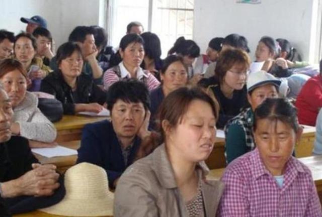 「你的育儿经」“妈，能别给我丢人吗”孩子在家长会上的话，撕开底层家庭的心酸