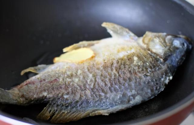 不管炖什么鱼汤，牢记这4点，保证炖出来的汤奶白鲜美无腥味