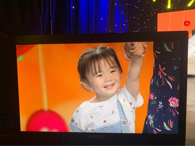 开心大家庭|太飒了！三岁半萌宝“开车”上节目，英语古诗样样精通