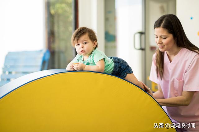 「超级宝妈」宝宝在沙发一头栽下，幸好爸爸手快接住：1岁前怎样预防宝宝摔伤