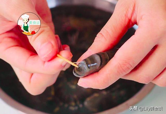 煮白灼虾时，沸水下锅就错了，大厨教你一招，虾肉鲜嫩多汁又不腥