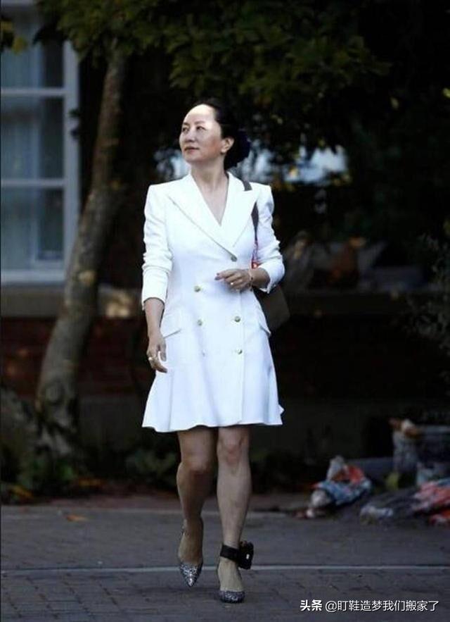 普拉达女王四五十岁的女人怎么穿好看?孟晚舟的穿搭很值得借鉴,高级有气质