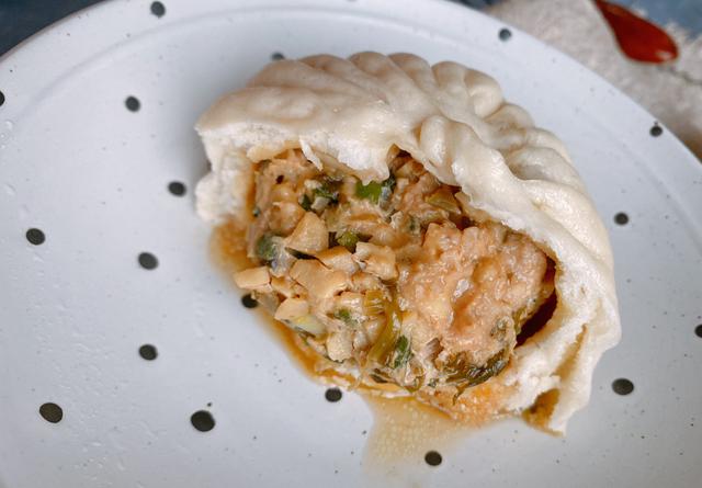 应季的冬笋馅包子，冬笋处理是重点，这样做的包子皮薄馅多还爆汁