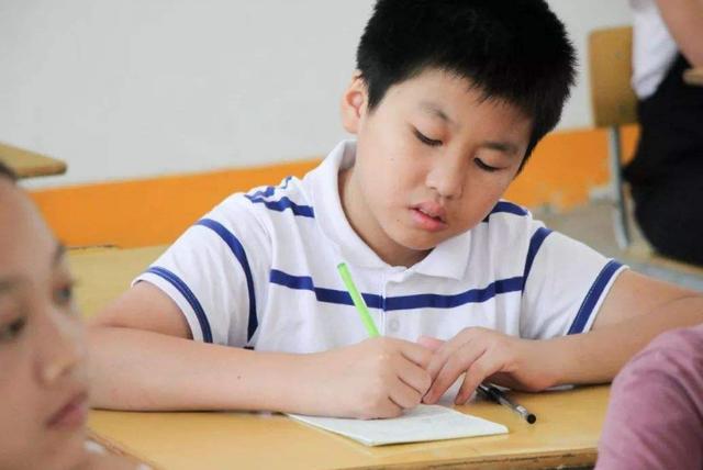 [你的育儿经]宝妈带3岁小孩出门玩，孩子随地大小便，却是奶奶教的？