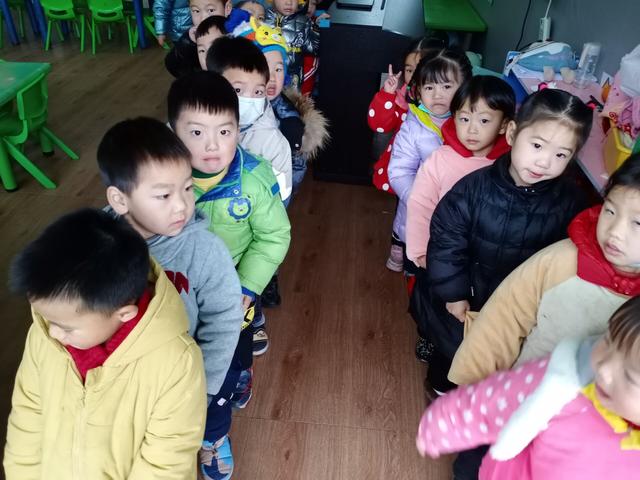 江安县迎安镇中心幼儿园：引导幼儿自觉遵守排队规则 养成排队良好习惯