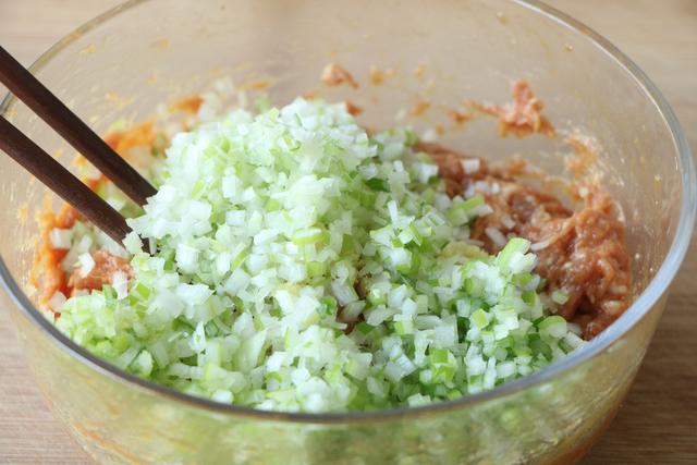 早餐小笼包，一口一个，学会在家做，比外面卖的健康好吃