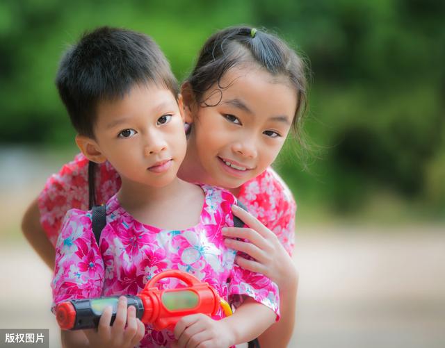 你的育儿经■拿着“宝剑”就想当老大？二胎妹妹被哥哥一双鞋教做人