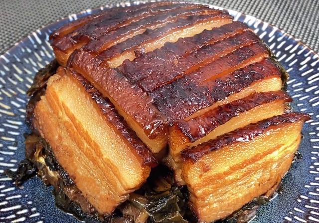 梅菜扣肉的家常做法，步骤详细，简单实用，好吃不油腻，赶快收藏