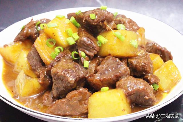 做红烧牛肉，只放生抽就错了，大厨：“多加2白”，入味还不塞牙