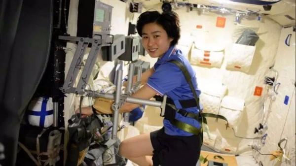 光明网▲踢踢腿扭扭腰，宅家别瘫着，航天员带你做运动