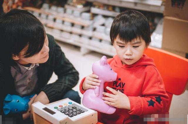 你的育儿经|最“嘴馋”小男孩火了，趁着爸妈睡着，3岁男孩夹缝偷喝后座奶茶