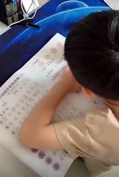 「你的育儿经」儿子认真写作业，妈妈看到答案后哭笑不得，网友：没少挨打吧？