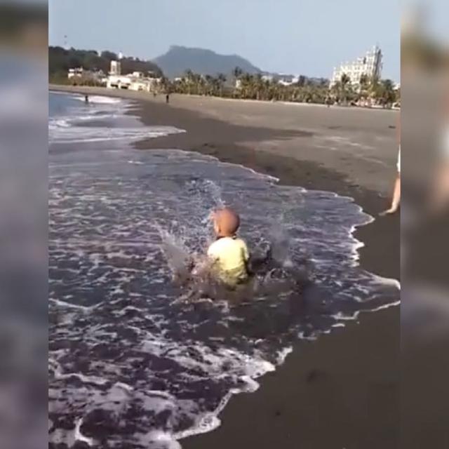 超级宝妈■“尿不湿”届大佬在海边玩耍火了，网友：这一坐是要吸干整个大海
