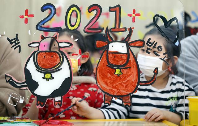 萌娃喜迎牛年！韩国光州幼儿园绘制新年手工画
