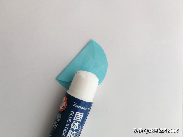 超级宝妈▲幼儿园简单小手工，用卡纸粘贴小鸟的教程，可以当手工作业