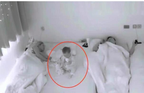 【超级宝妈】“天使宝宝”半夜被饿醒，不哭不闹拿起奶瓶喂自己，好懂事！