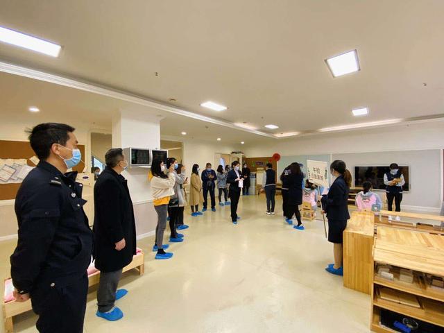 [你的育儿经]幼儿园筹划复学 成都社区民警上门帮忙
