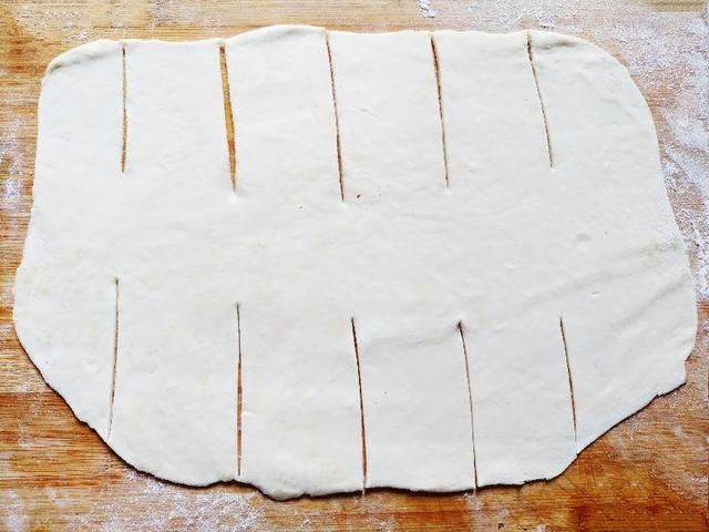 烙饼最忌“揉”，老妈用了几十年烙饼的方法，柔软多层，久放不硬