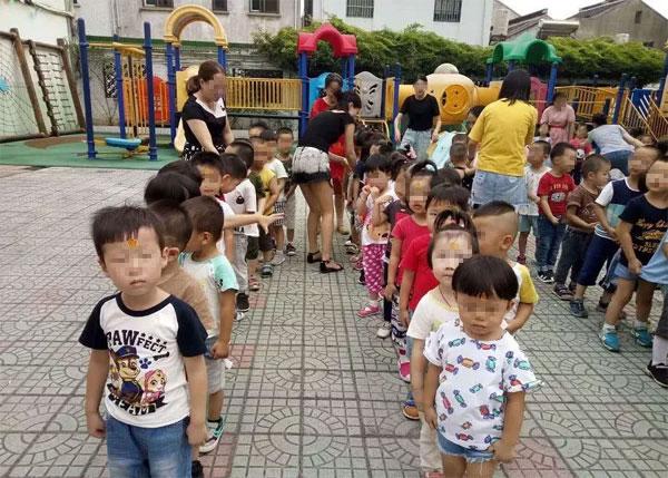 孩子上幼儿园玩滑梯受伤，律师妈妈开口20万索赔，园长回怼很解气