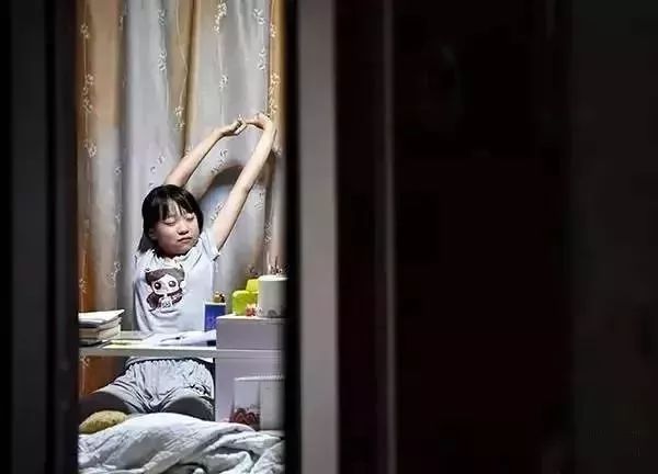 『暖先生格调』初三生父亲晒出女儿中考图，看哭万人： 孩子，读书虽苦，却是最容易的那条！