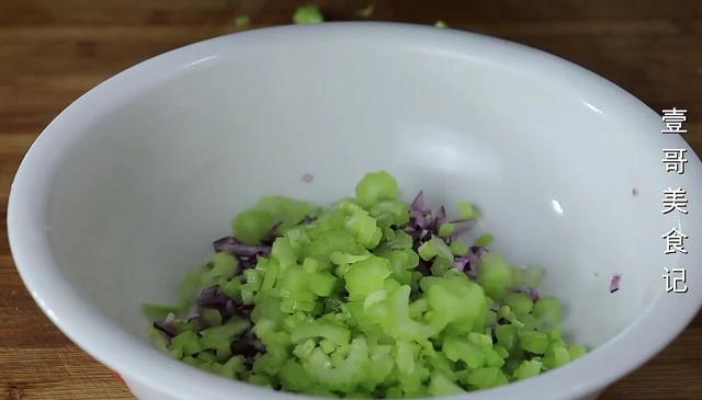 年夜饭洋葱这样做，比吃肉还香，营养又解馋，一大锅上桌就抢光