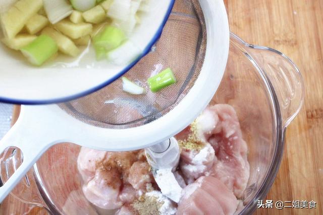 冬天，猪肉牛肉靠边站，这肉营养全面，搭配萝卜做成蒸菜太鲜嫩了