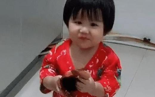 「你的育儿经」宝妈半夜找孩子，谁知孩子竟然在厨房偷吃，网友：孩子真可爱