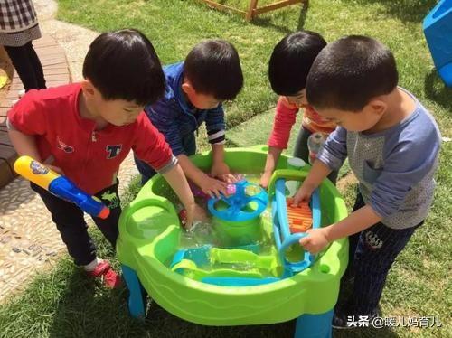 【超级宝妈】孩子爱玩水家长该不该阻止，教育家：水是大自然赐给他最好的礼物