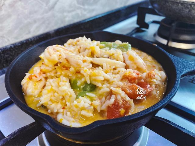 入冬了，天冷就要吃点热乎的，这样的一锅海鲜饭，营养好吃又暖胃