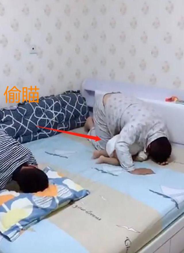 【超级宝妈】因犯错惹怒宝妈，父子三人“组团罚跪”，小宝动作萌翻了