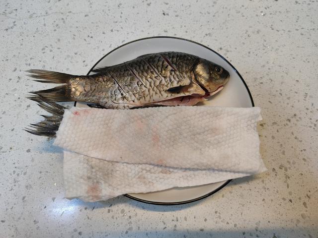 做鲫鱼汤，直接下锅煎是大忌，提前做好这一步，汤白味鲜无腥味