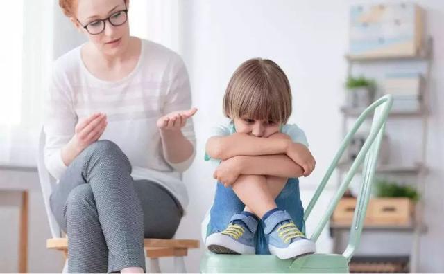 超级宝妈▲同样是“偷钱”，两位妈妈不同的教育方式，把孩子引向不同的人生