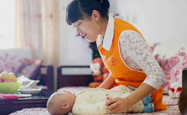 『超级宝妈』靠技术吃饭的岗位，月嫂平均月薪达9369元，有条件的宝妈要慎请