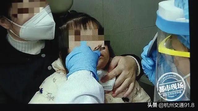 「你的育儿经」3岁女童不断挖鼻孔，妈妈从她嘴里掏出了这个