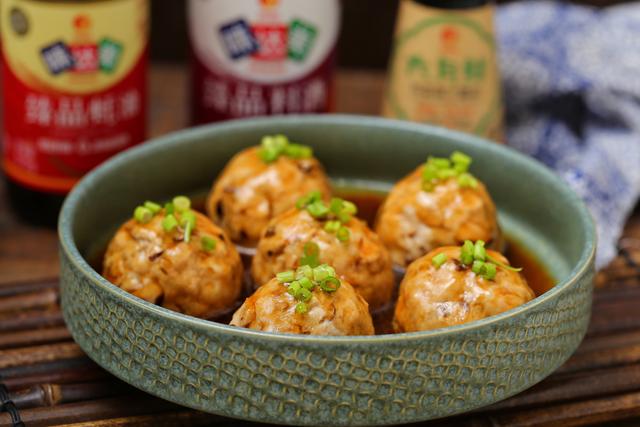 肉丸子不用油炸，蒸一蒸就上桌，香嫩好吃营养不流失，老少皆宜