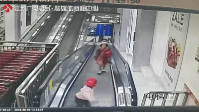 中国教育报|揪心！4岁男童在扶梯上跑动，下一秒手指被夹断……