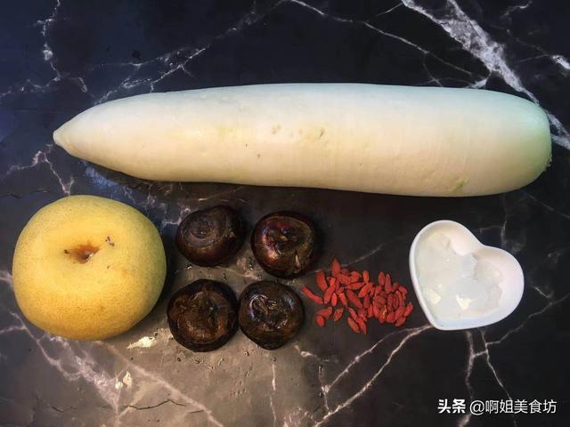 冬天记得给家人喝这滋补汤，清甜爽口，清热去火，做法超简单