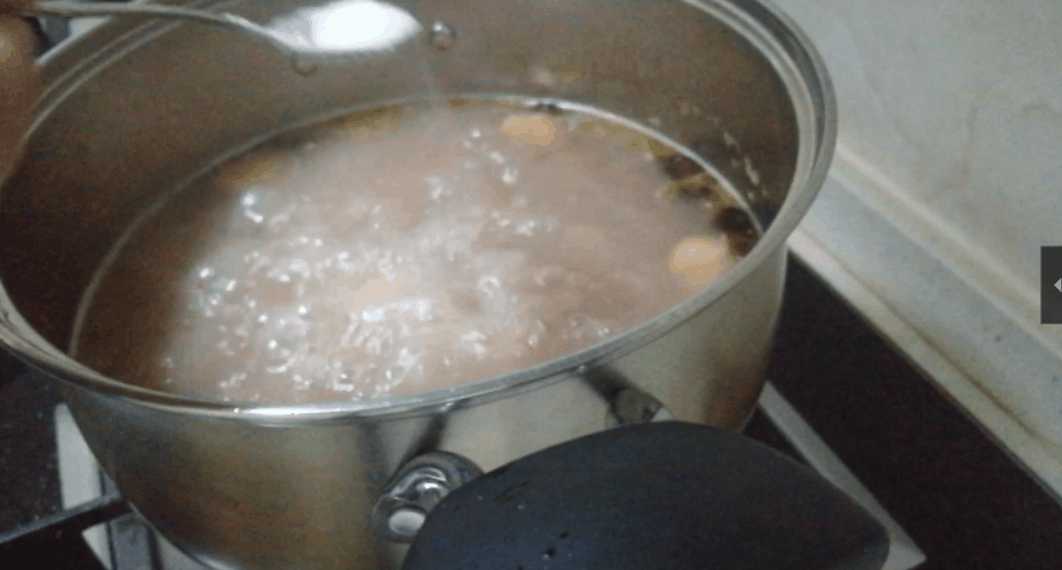 芹菜叶千万别再扔了，搭配2块钱食材，就能做出美味小凉菜