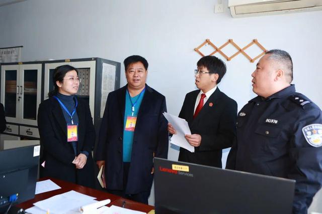 上午9时,人大代表及记者们来到滑县法院召开座谈会,滑县法院执行局长