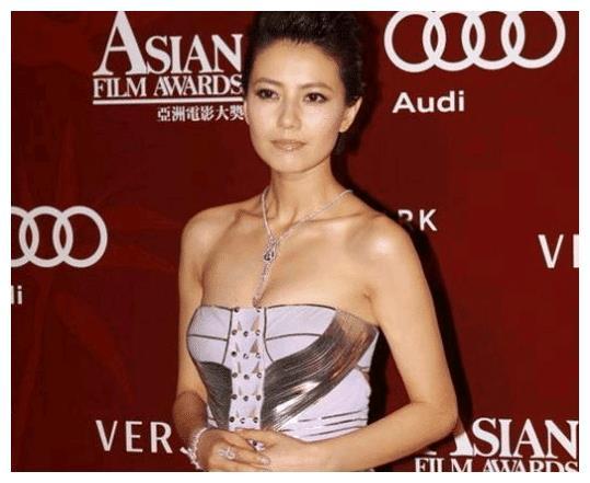 晚巷|高圆圆“真人”长啥样？当未修图曝光，网友：赵又廷是怎么过的？