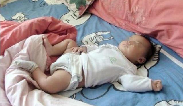 【超级宝妈】宝宝晚上老踢被子不怕冷？其实孩子有他的苦衷，妈妈却不知道