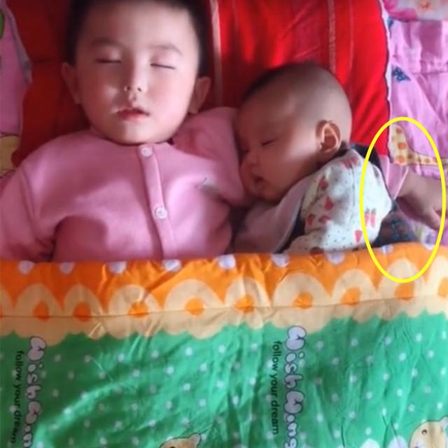 「超级宝妈」哥哥哄弟弟一起睡着了，妈妈掀开被子看见这一幕，心都暖化了