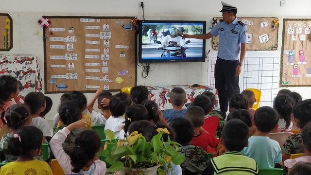 超级宝妈|景洪交警走进幼儿园宣传交通安全知识