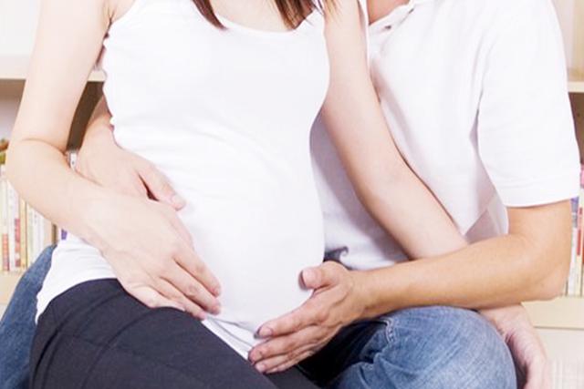 【超级宝妈】孕晚期肚皮“一跳一跳”的，可能是宝宝在练习这件事，孕妈要知道
